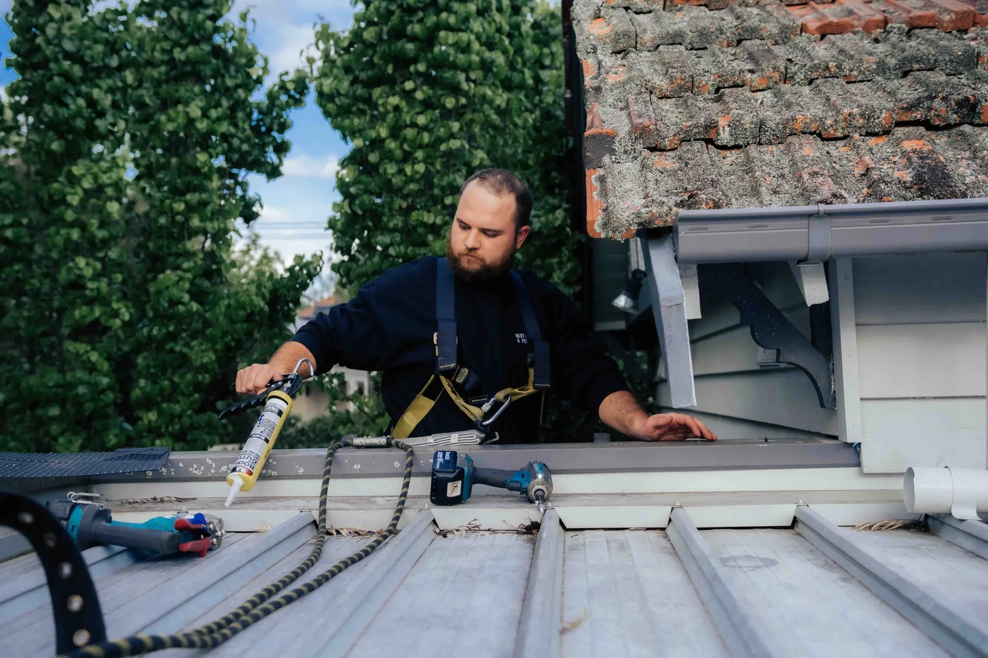 Sealing a roof edge so nothing gets back in